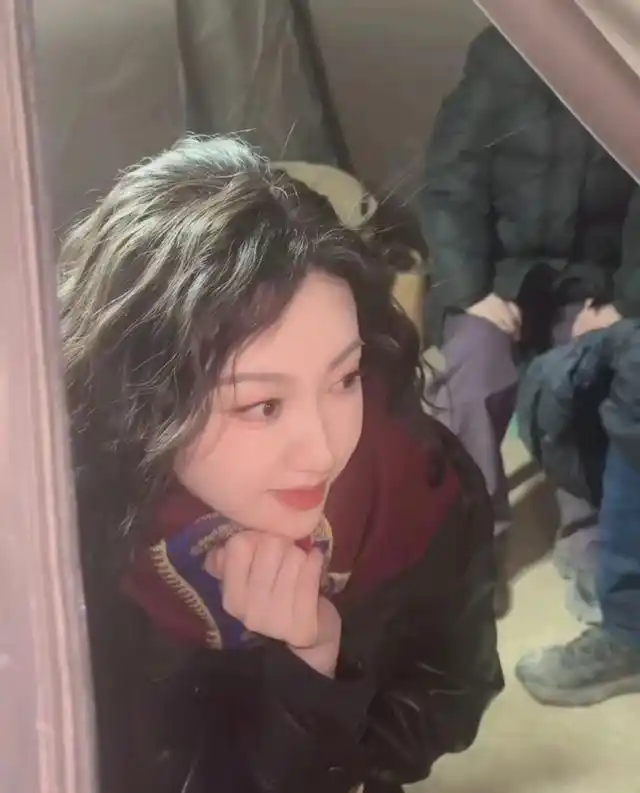 景甜片场穿搭_寒风中的时尚策略_女明星的冬装