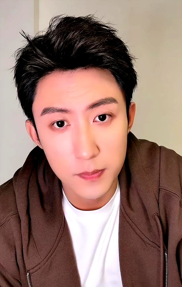 黄景瑜商业太空旅客计划_黄景瑜迪丽热巴绯闻详情_黄景瑜女明星