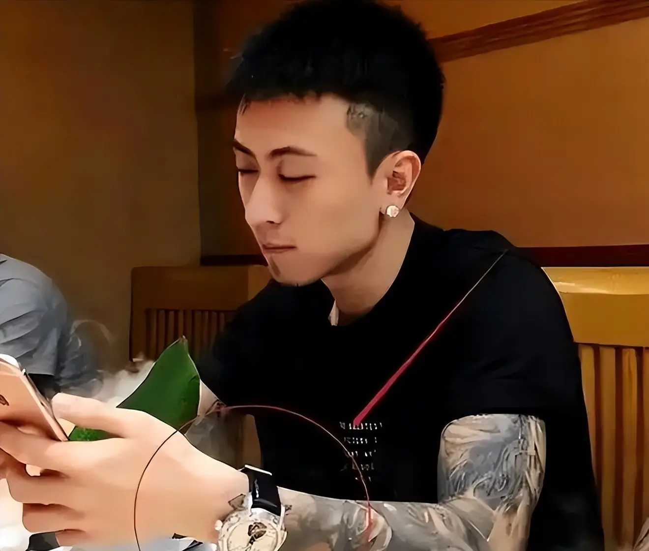 网红王思聪八卦-_秦奋的奢华生活_秦奋撞毁超跑事件