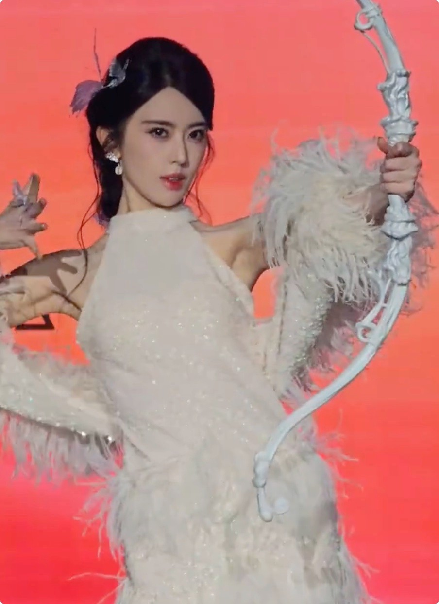 短剧演员红毯造型_女明星 发型_短剧红毯穿搭分析