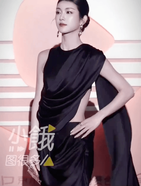 短剧红毯穿搭分析_短剧演员红毯造型_女明星 发型