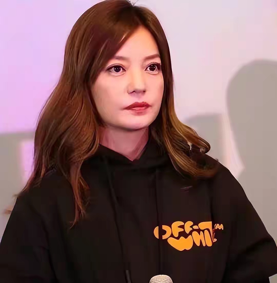 赵薇直播画面黑屏事件_热点明星直播近期,_赵薇复出之路受阻分析